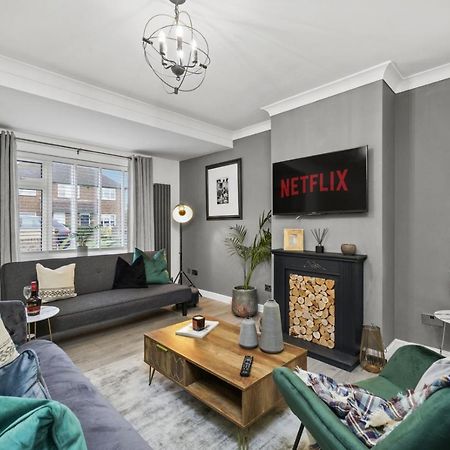 Stunning 2-Bedroom House With Free Parking & Wifi Chatham  Exterior photo