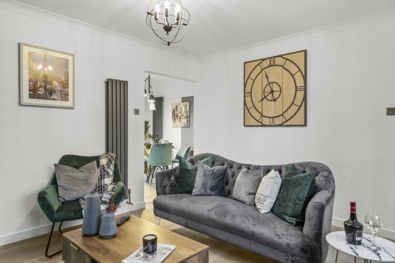 Stunning 2-Bedroom House With Free Parking & Wifi Chatham  Exterior photo