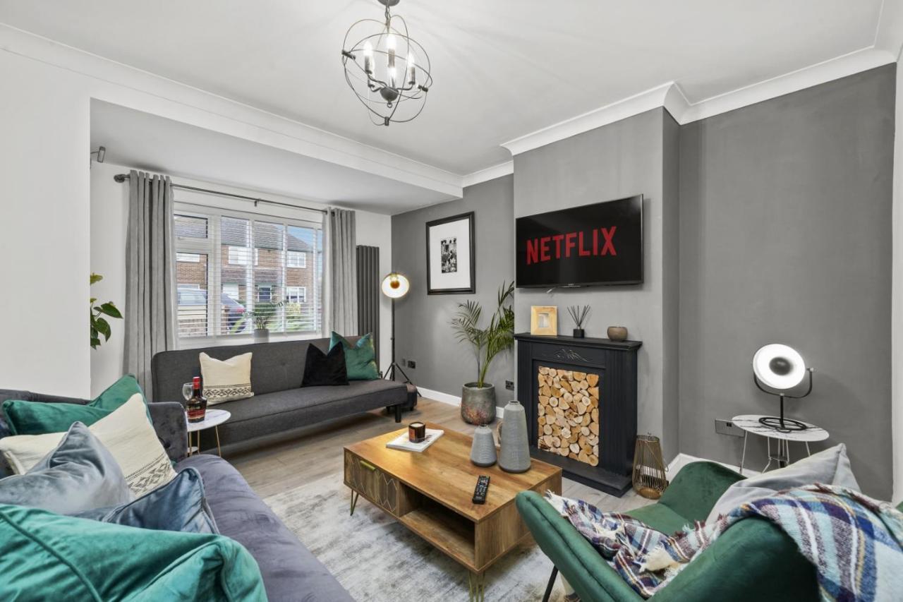 Stunning 2-Bedroom House With Free Parking & Wifi Chatham  Exterior photo