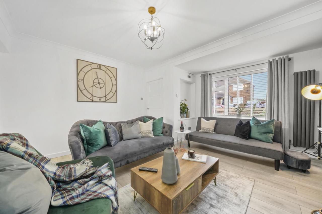 Stunning 2-Bedroom House With Free Parking & Wifi Chatham  Exterior photo
