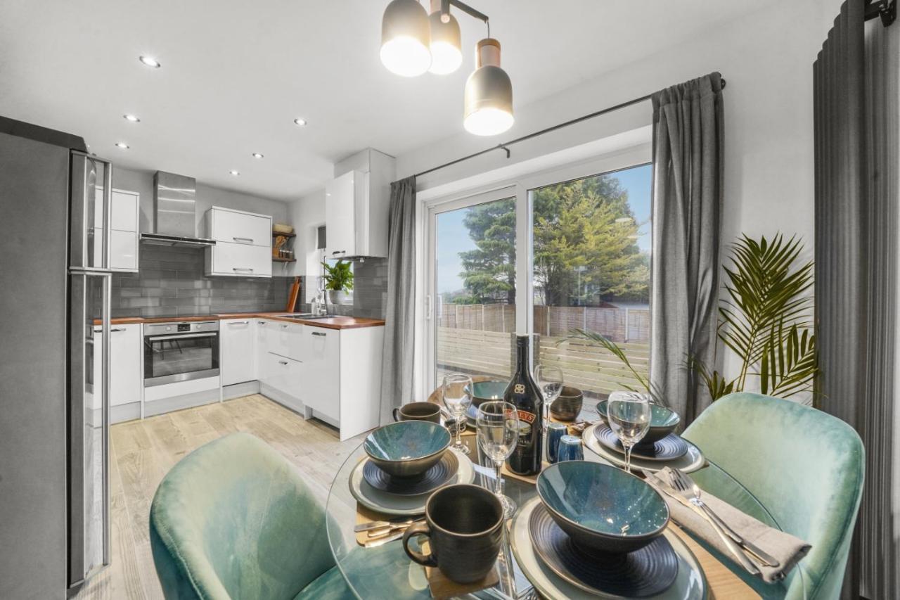 Stunning 2-Bedroom House With Free Parking & Wifi Chatham  Exterior photo