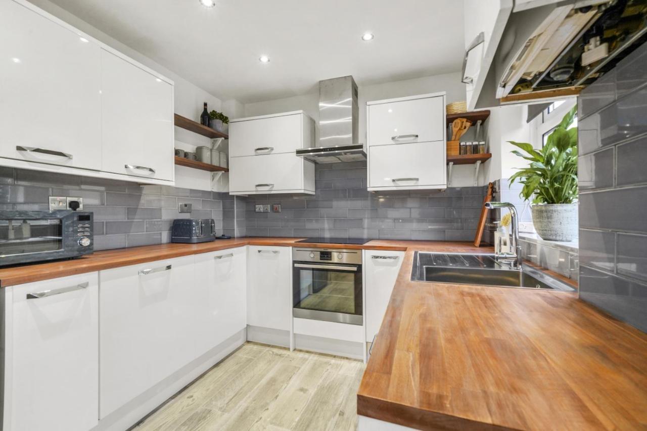 Stunning 2-Bedroom House With Free Parking & Wifi Chatham  Exterior photo